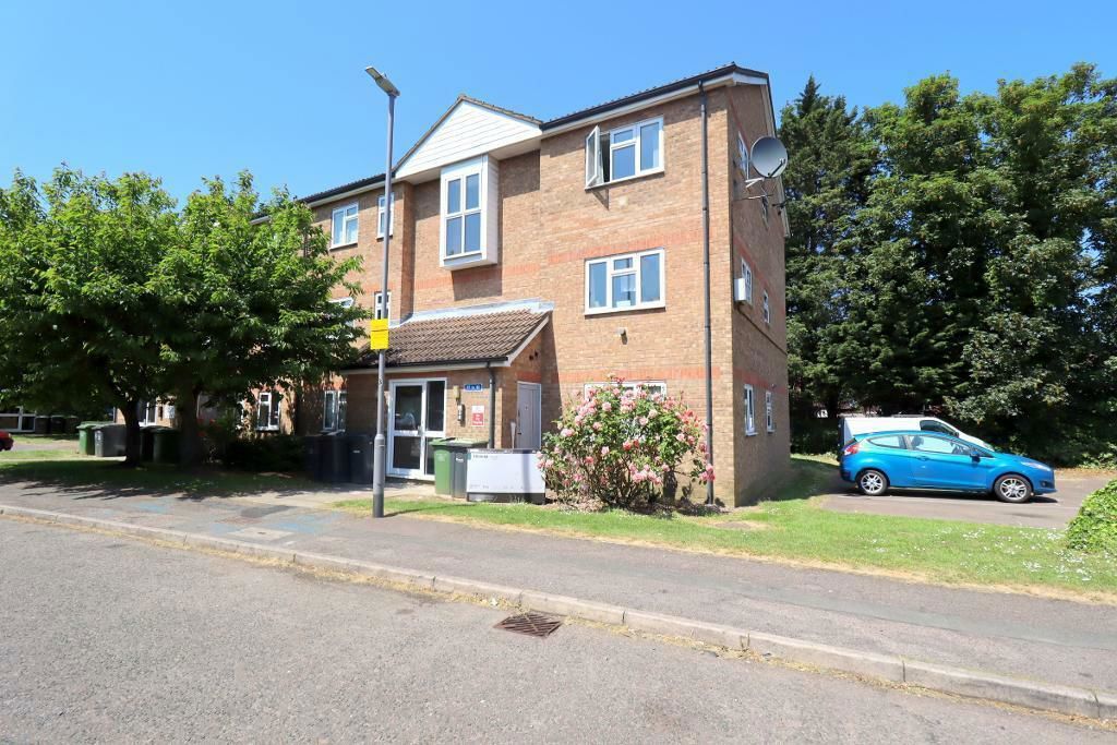2 bed flat for sale in Quilter Close, Luton LU3, £125,000
