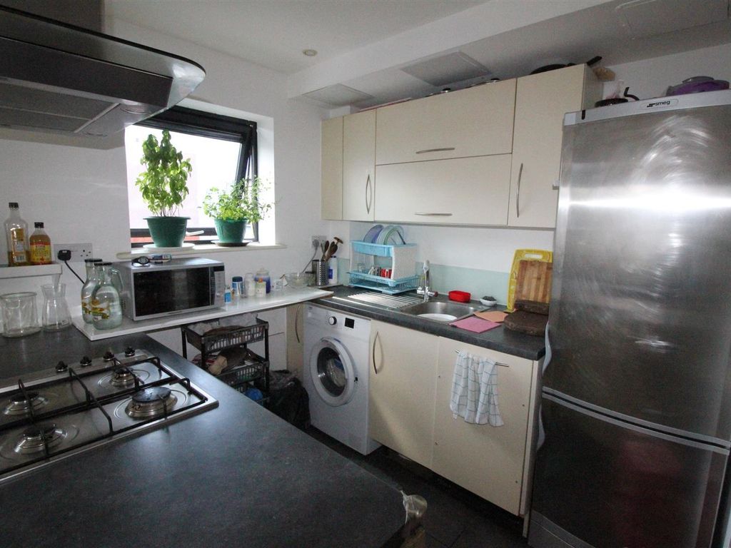 2 bed flat for sale in Sherman House, Aberfeldy Street E14, £375,000