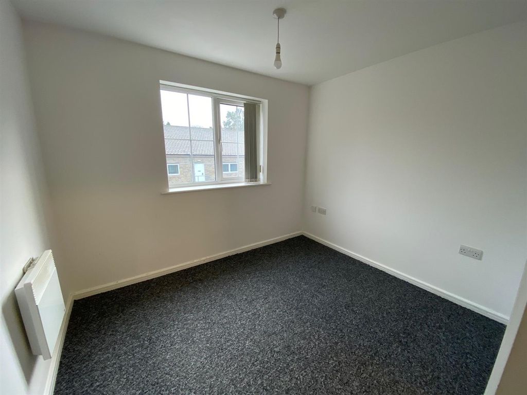 2 bed flat to rent in The Green, Millbrook, Stalybridge SK15, £750 pcm