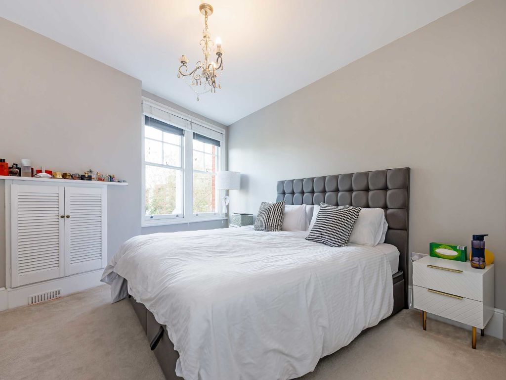 2 bed flat for sale in Hendon Lane, London N3, £395,000
