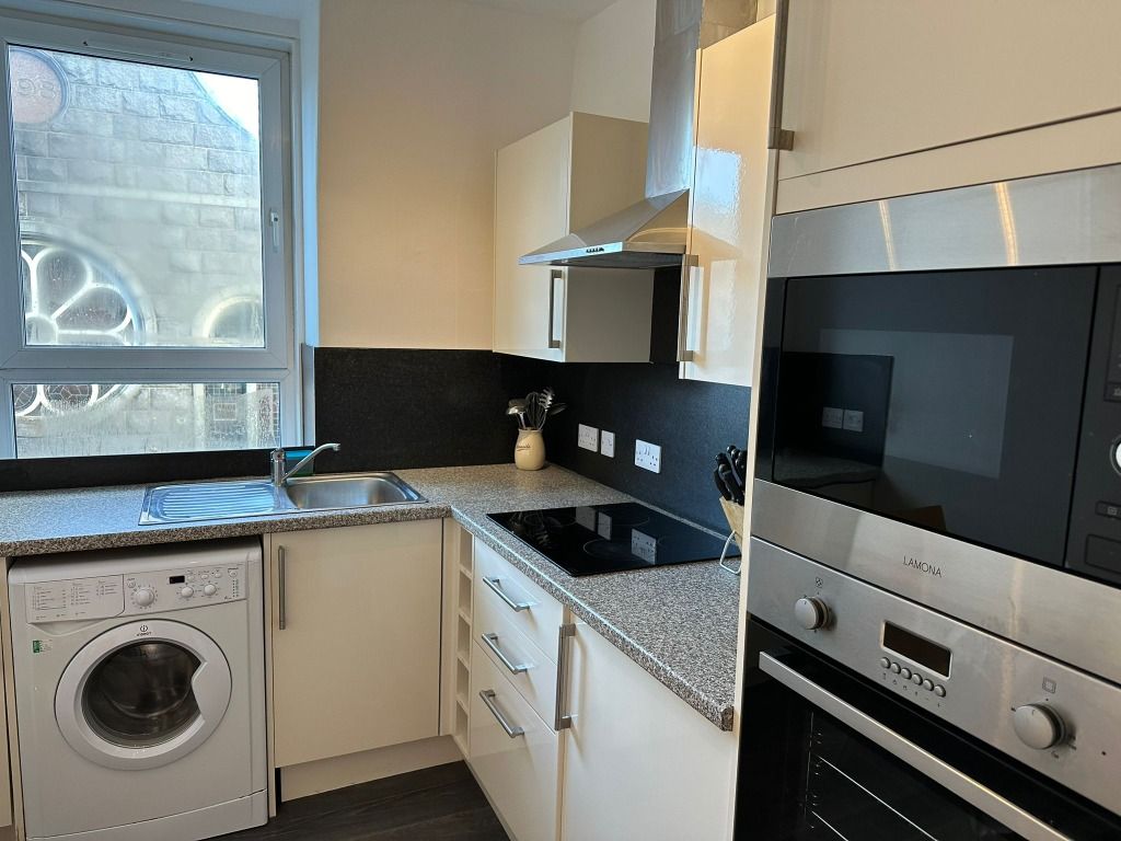 2 bed flat to rent in Bon Accord Terrace, City Centre, Aberdeen AB11, £750 pcm
