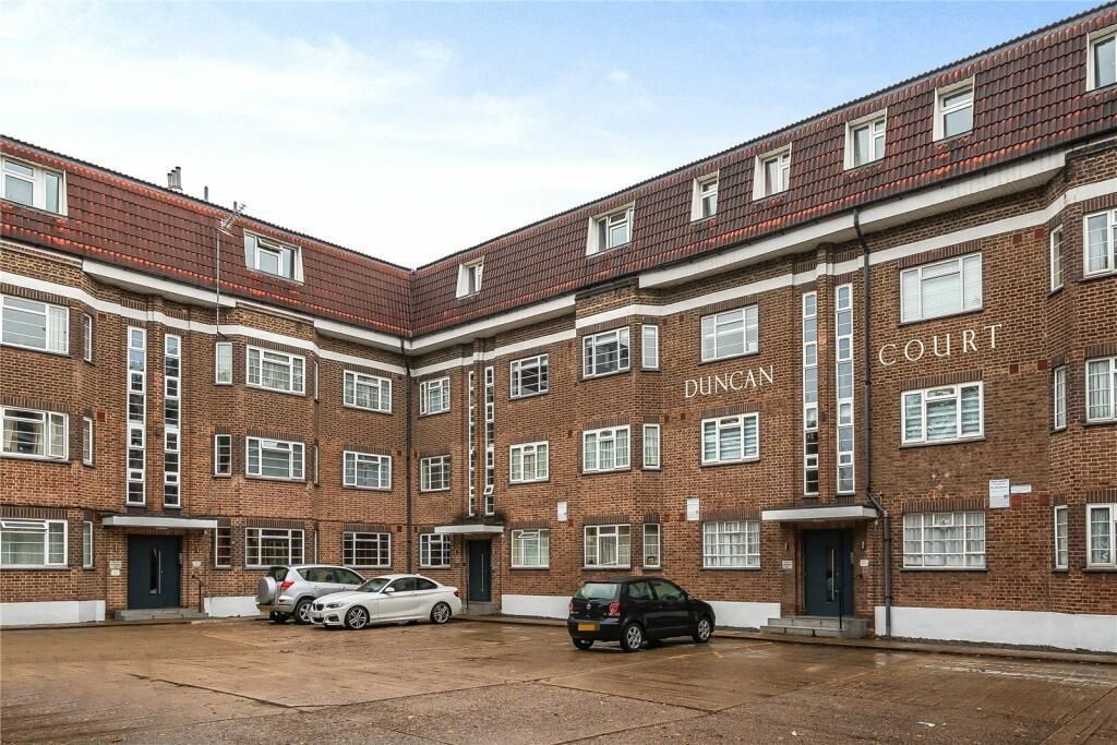 2 bed flat to rent in Green Lanes, London N21, £1,700 pcm