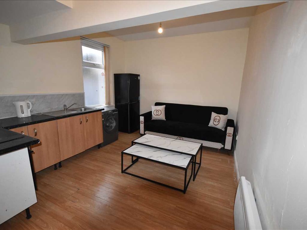 1 bed flat to rent in Flat 1, 578 Hyde Road, Manchester M18, £900 pcm