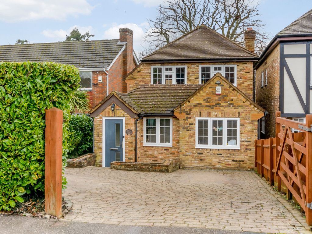 4 bed detached house for sale in Woodside Avenue, Amersham HP6, £975,000