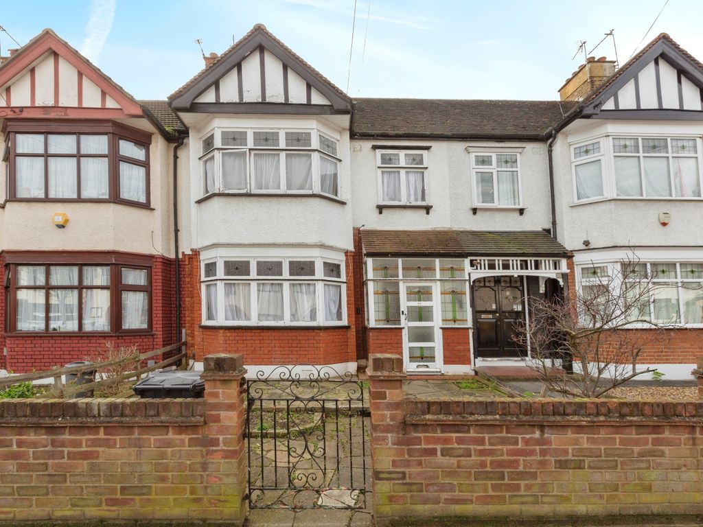 3 bed terraced house for sale in Middleton Gardens, Ilford IG2, £525,000