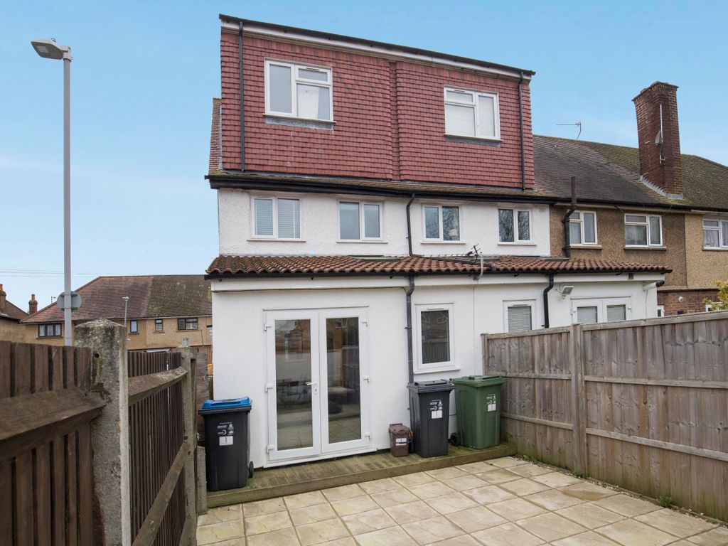 3 bed end terrace house for sale in Ardingly Way, Surbiton KT6, £575,000