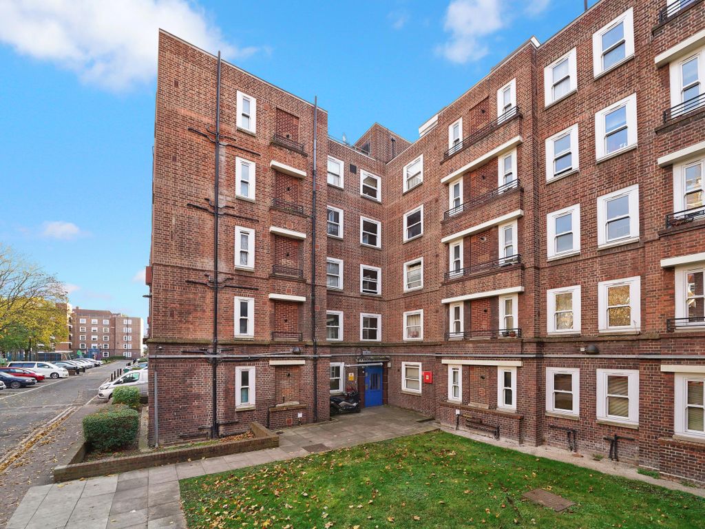 2 bed flat for sale in Homerton, Hackney E9, £350,000