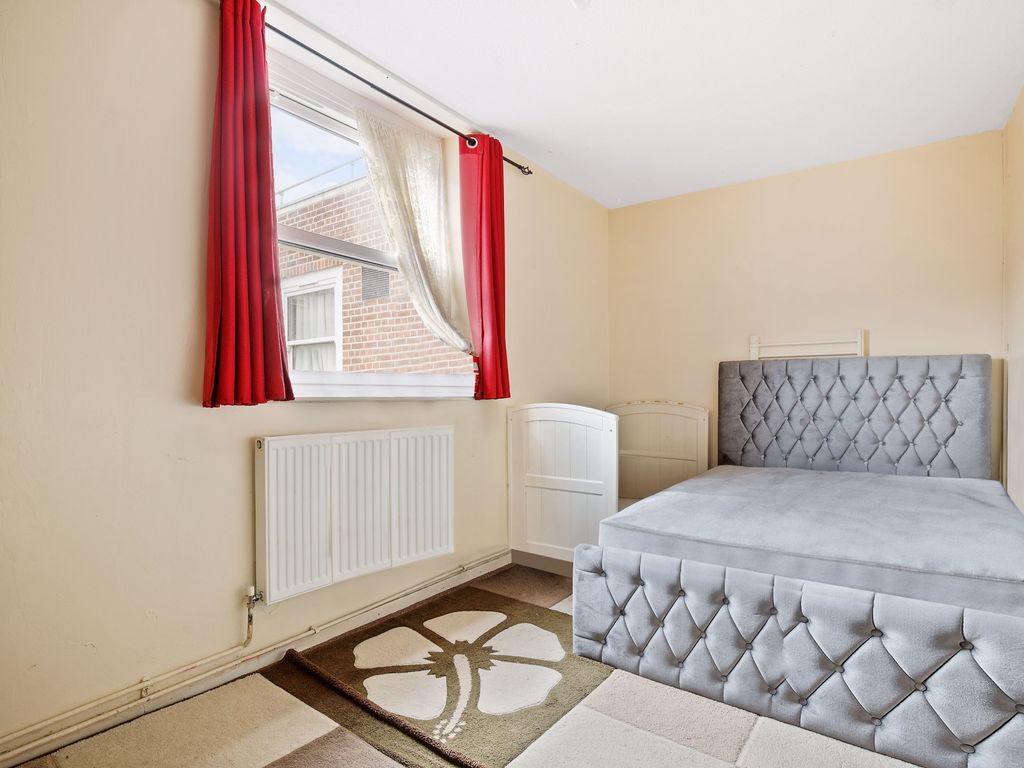 2 bed flat for sale in Homerton, Hackney E9, £350,000