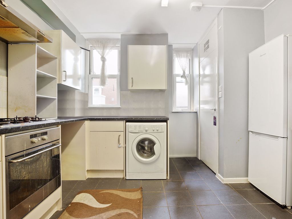 2 bed flat for sale in Homerton, Hackney E9, £350,000