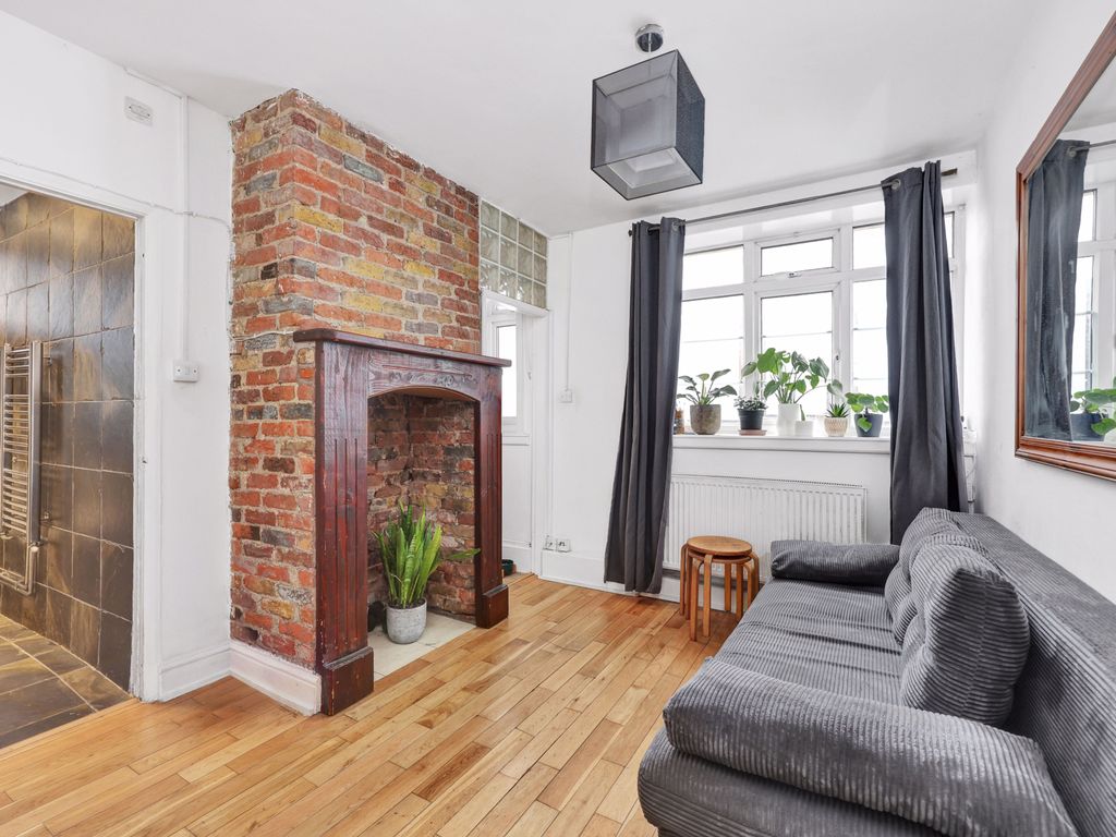 2 bed flat for sale in Harrington Hill, Riverside Hackney E5, £320,000