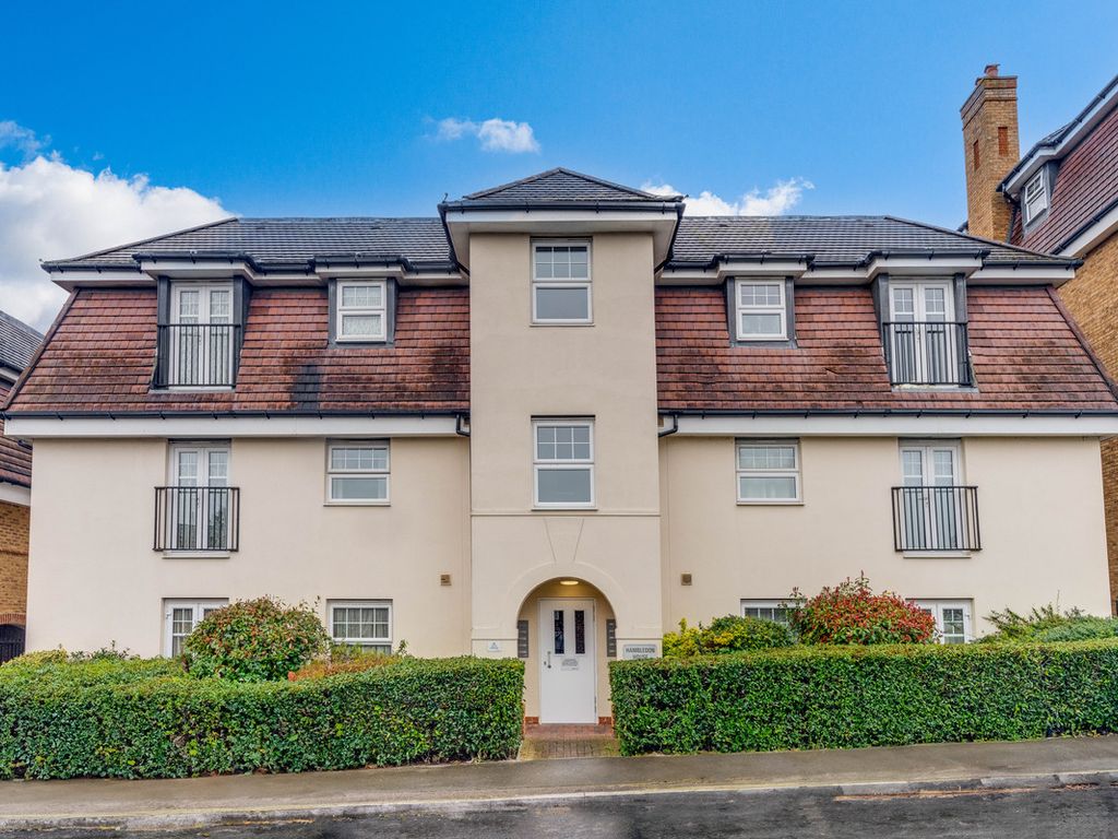 2 bed flat for sale in Yenston Close, Morden SM4, £300,000