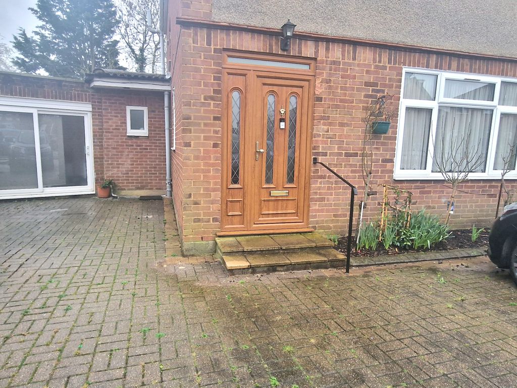 Room to rent in Kenford Close, Watford WD25, £1,000 pcm