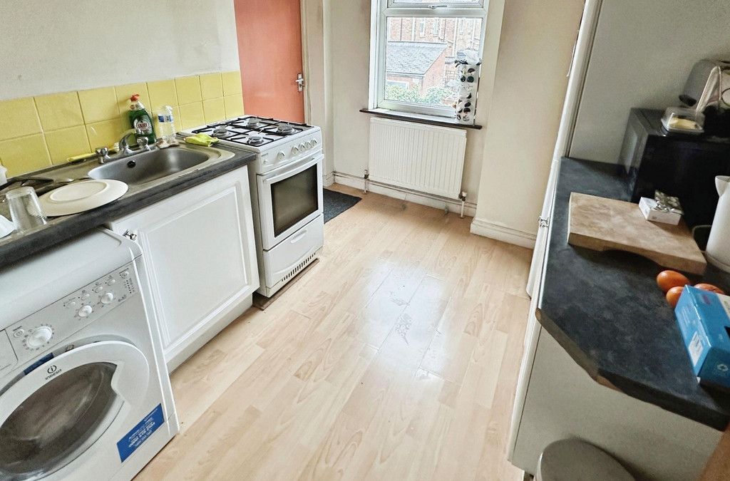 1 bed flat for sale in Woodgate, Leicester LE3, £275,000