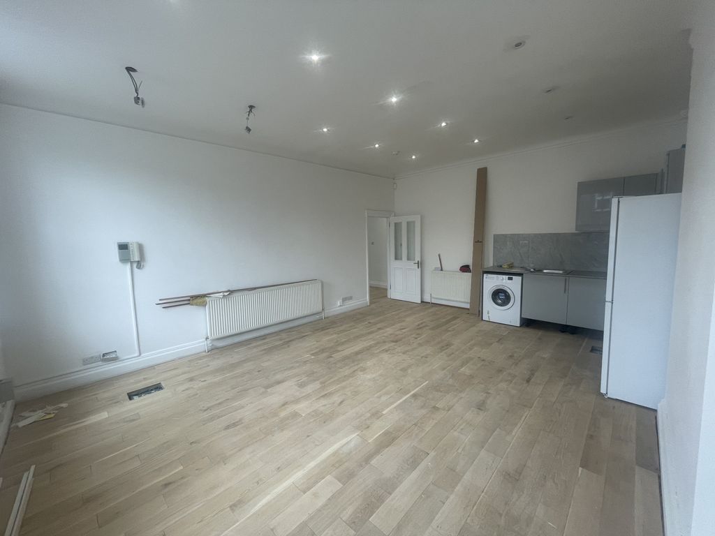 3 bed flat to rent in South End, Croydon, Surrey CR0, £2,500 pcm