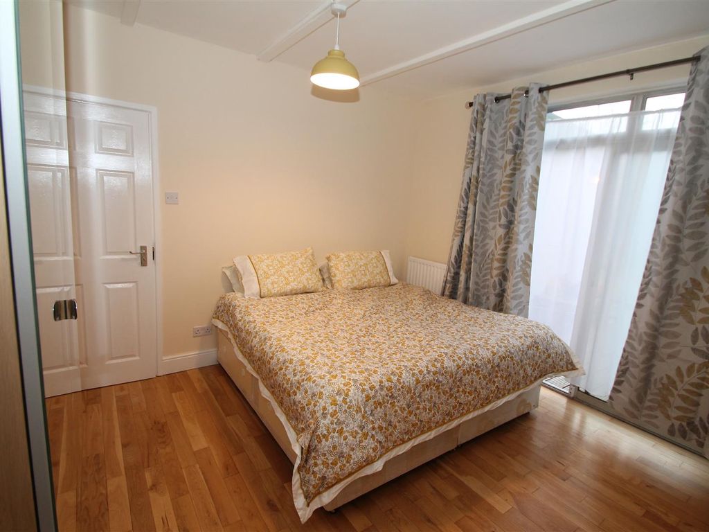 Room to rent in The Ridgeway, Acton Town W3, £875 pcm