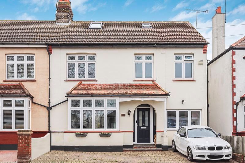 5 bed property for sale in Eastcote Grove, Southend-On-Sea SS2, £500,000