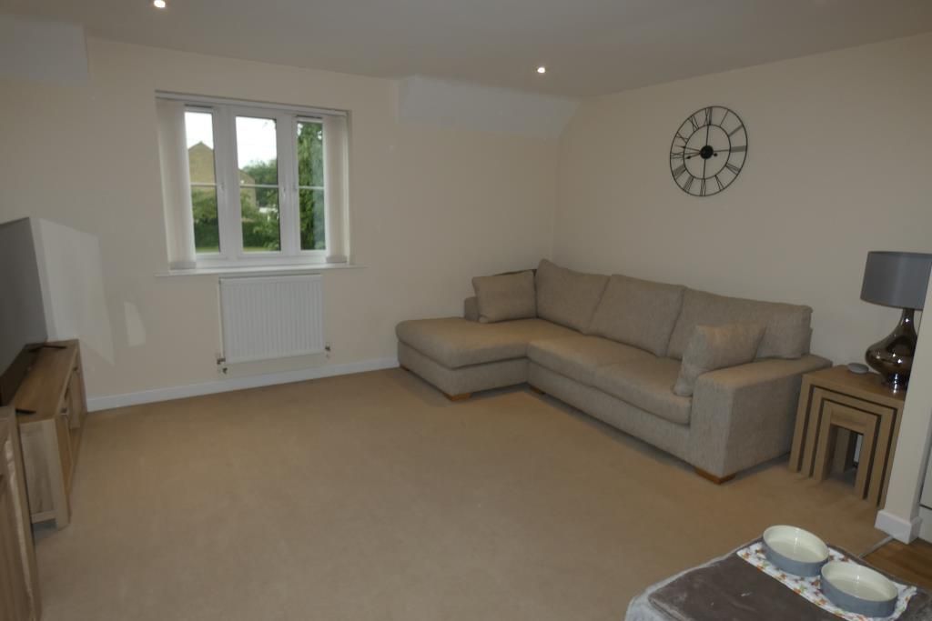 1 bed flat to rent in Oak Court, Black Bourton Road, Carterton, Oxon OX18, £850 pcm