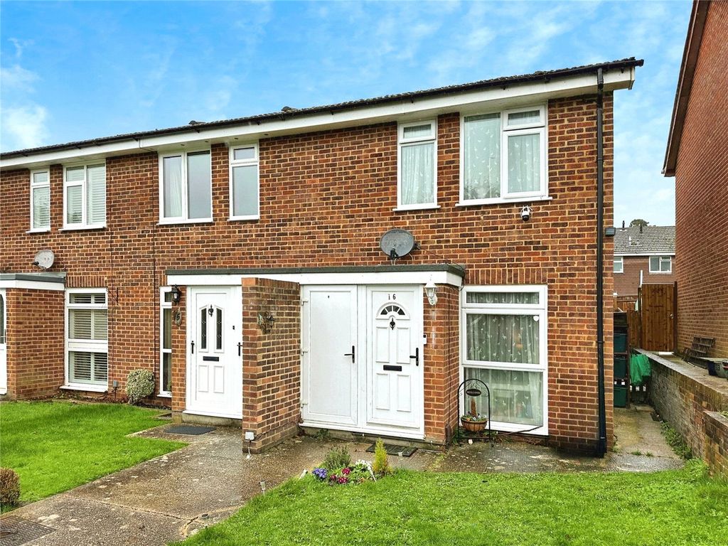 2 bed end terrace house to rent in Swanholm Gardens, Calcot, Reading, Berkshire RG31, £1,400 pcm