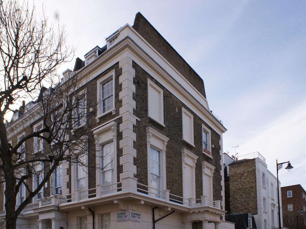 3 bed maisonette to rent in Alderney Street, London SW1V, £3,500 pcm