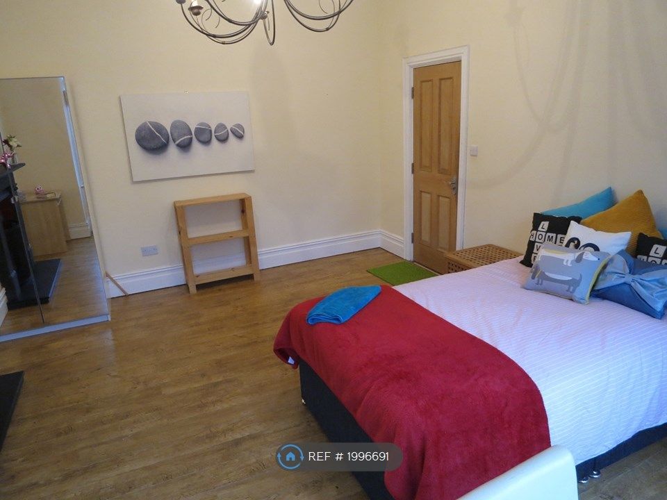 Room to rent in Henry Road, West Bridgford, Nottingham NG2, £563 pcm