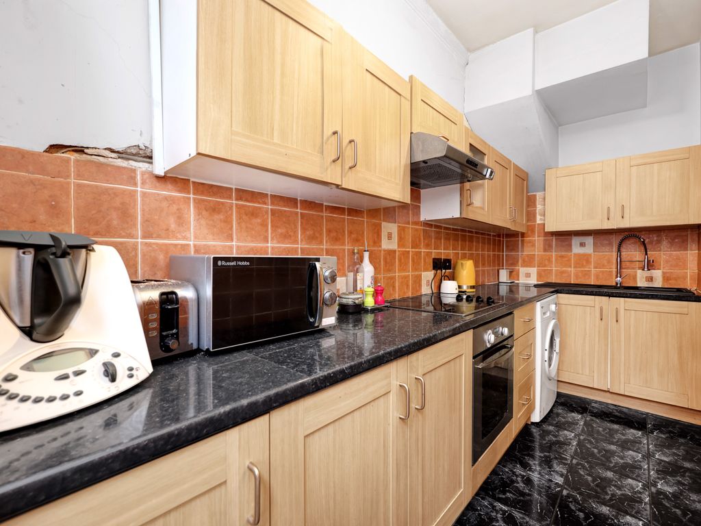 2 bed flat for sale in Lower Clapton Road, Hackney E5, £380,000