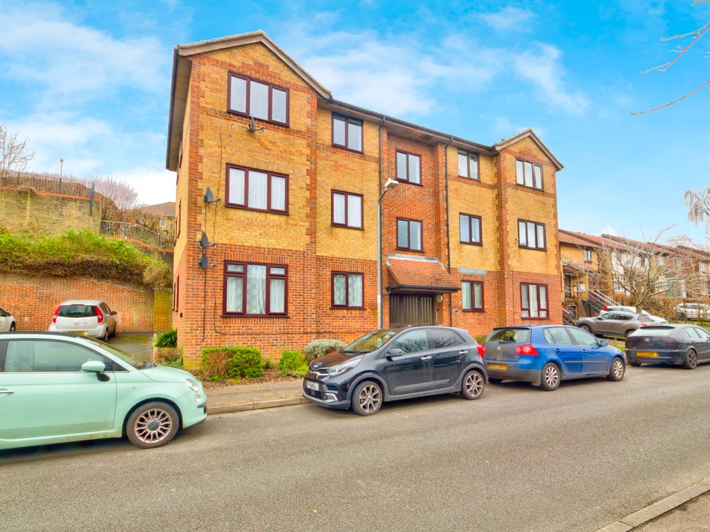 1 bed flat for sale in Mayfield Avenue, Dover CT16, £100,000
