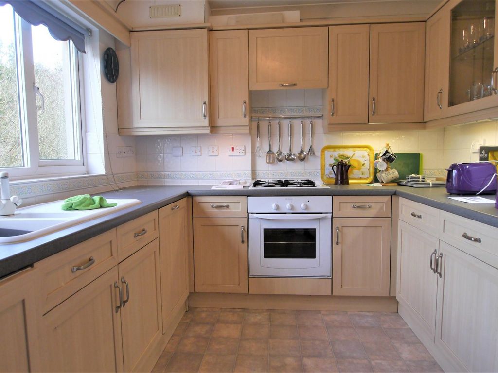 2 bed flat to rent in Tanbridge Park, Horsham, West Sussex RH12, £1,250 pcm