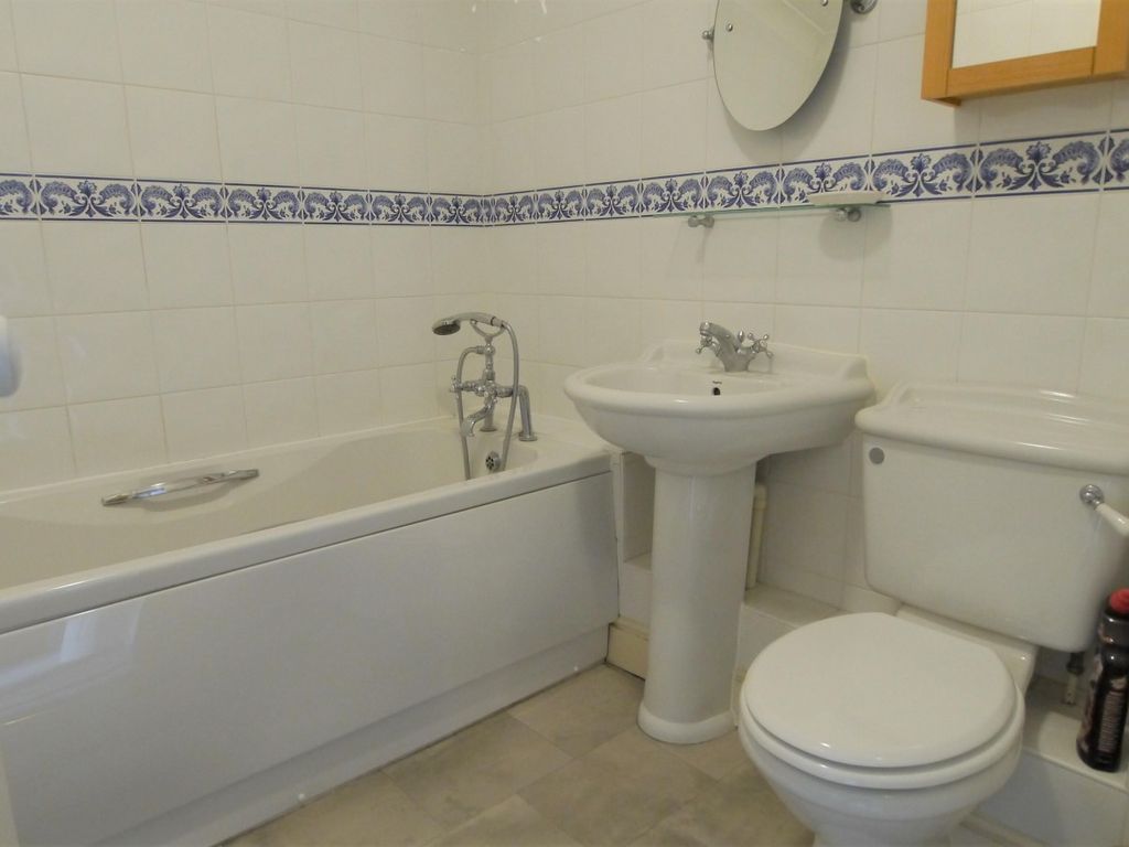 2 bed flat to rent in Tanbridge Park, Horsham, West Sussex RH12, £1,250 pcm
