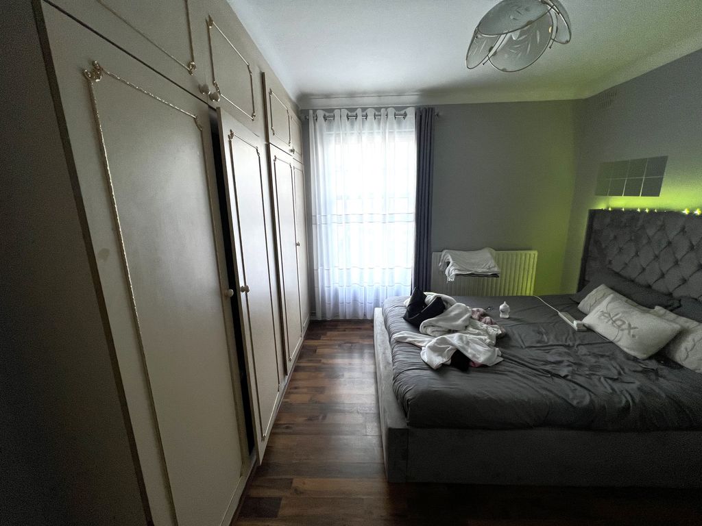 2 bed flat for sale in Baker Street, Enfield EN1, £380,000