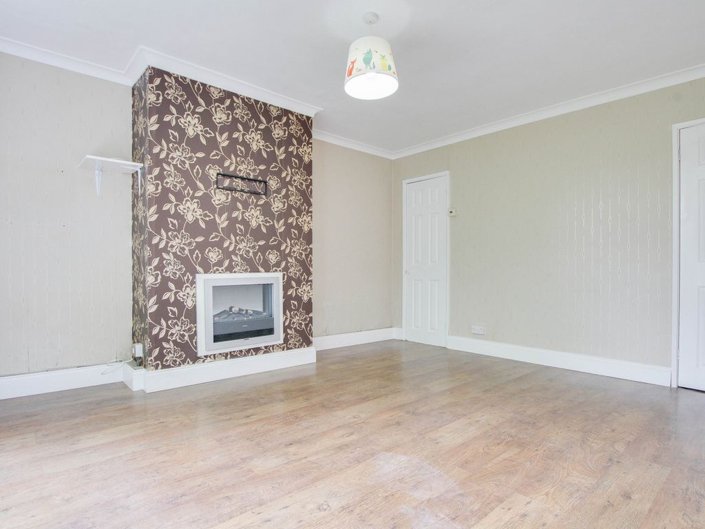 1 bed flat for sale in Thistledown, Basildon SS14, £170,000