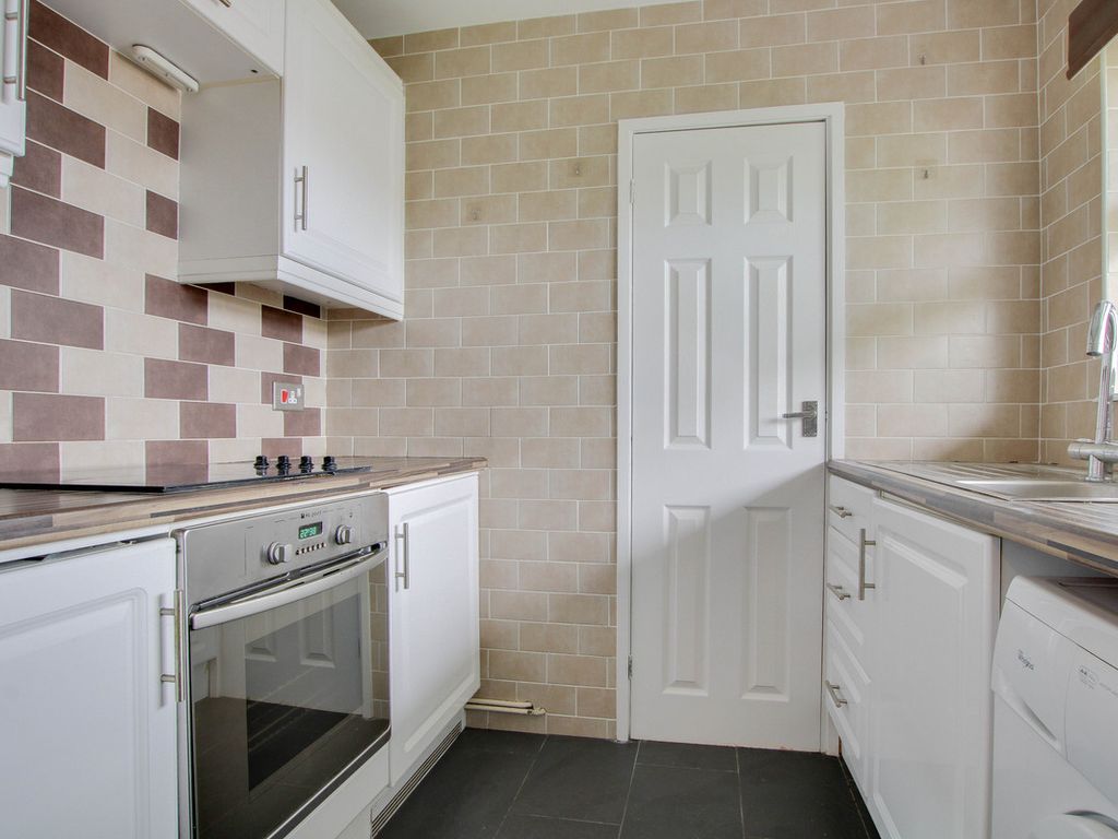 1 bed flat for sale in Thistledown, Basildon SS14, £170,000