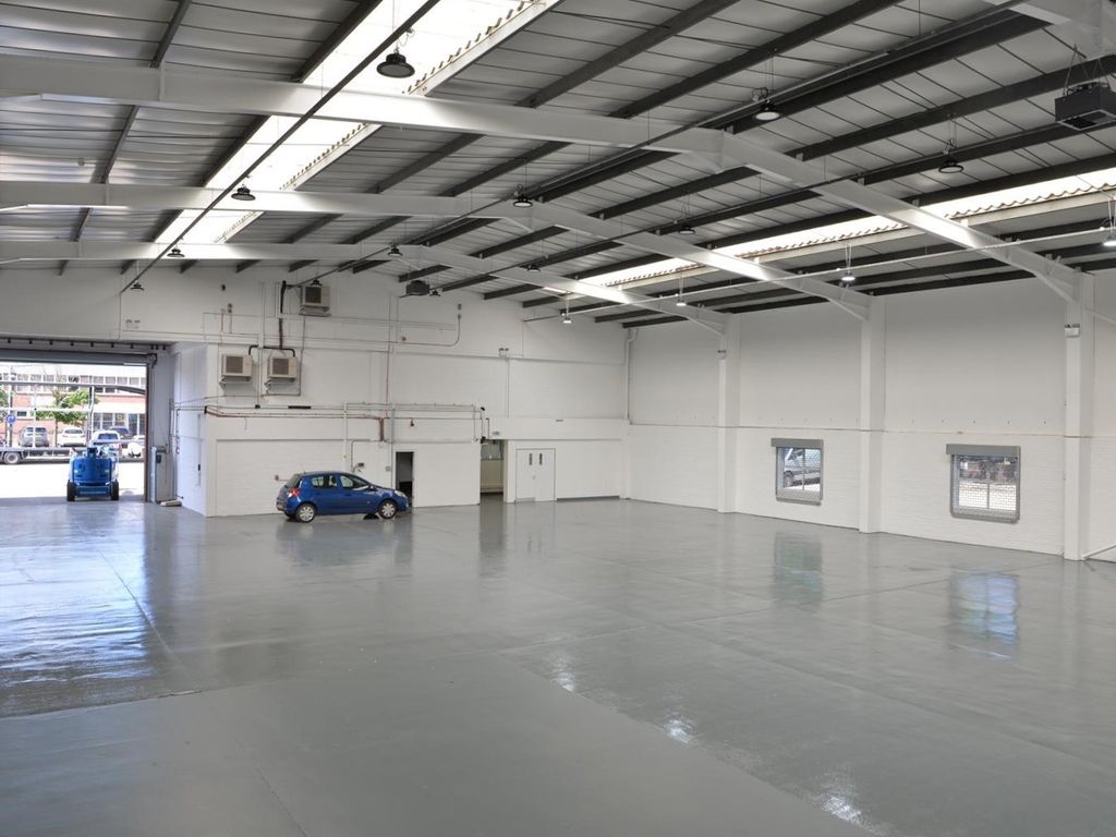 Warehouse to let in Park Royal, London W3, £326,322 pa