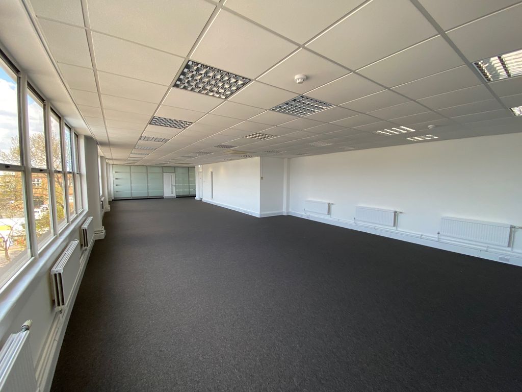 Warehouse to let in Park Royal, London W3, £326,322 pa