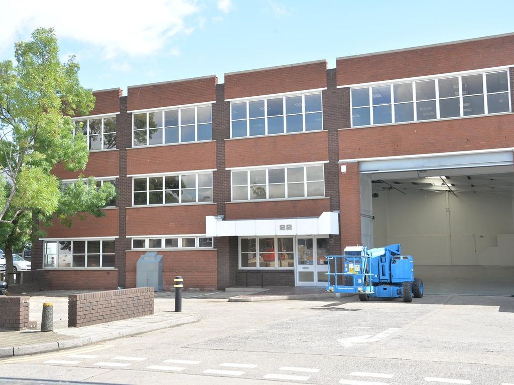 Warehouse to let in Park Royal, London W3, £326,322 pa