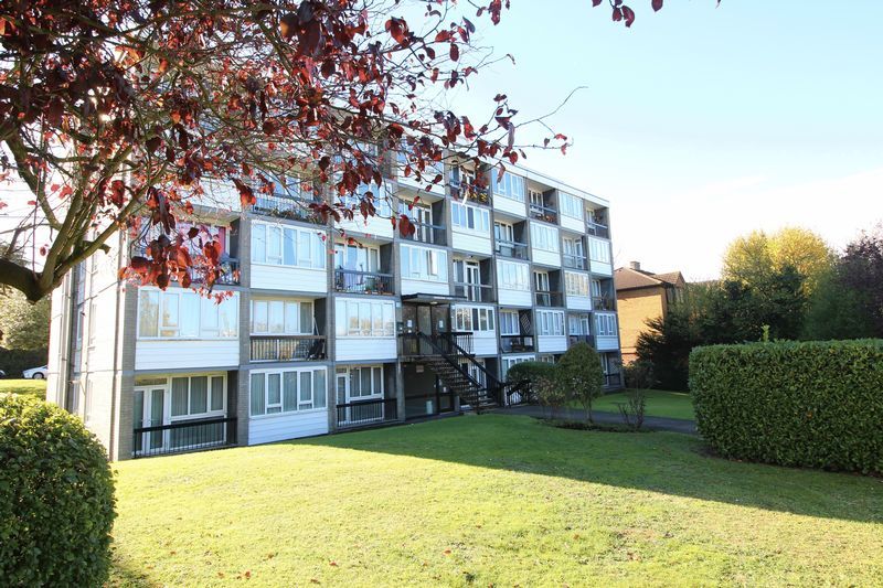 2 bed flat to rent in Ashbourne Close, Woodside Park N12, £1,650 pcm