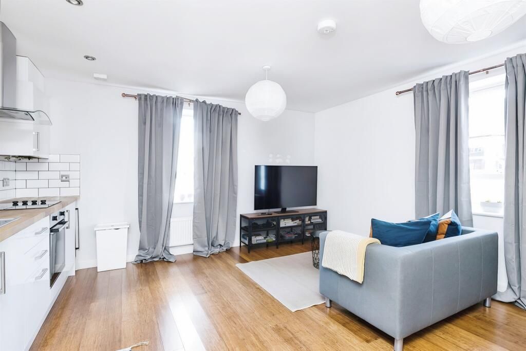 2 bed flat for sale in Broad Street, Nottingham NG1, £148,000