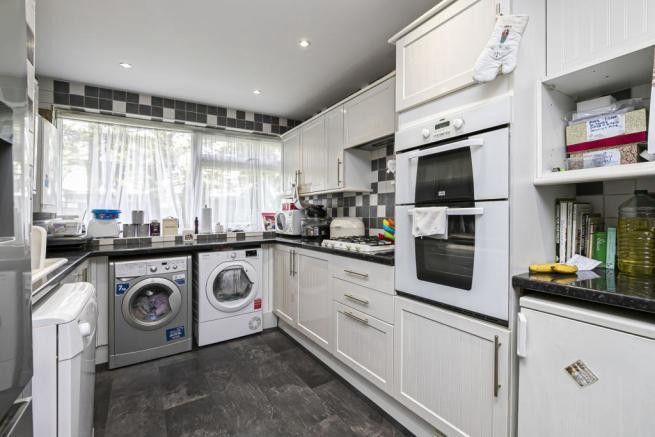 2 bed flat to rent in Barton Meadows, Barkingside, Essex IG6, £1,850 pcm