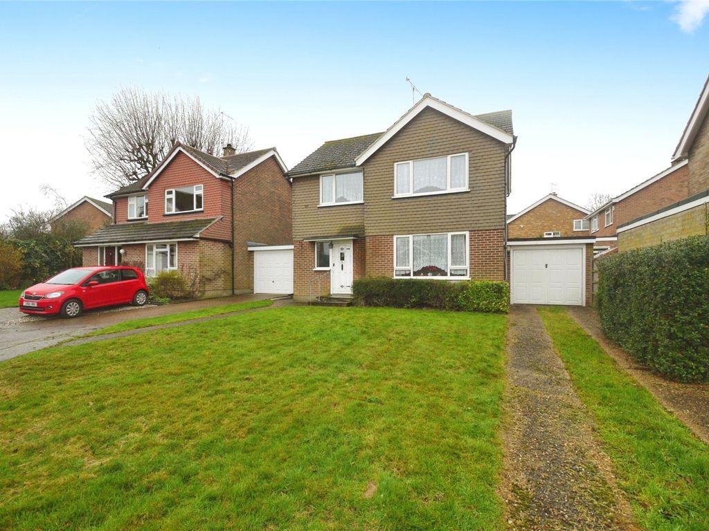 3 bed detached house for sale in Mead Walk, Ongar, Essex CM5, £500,000