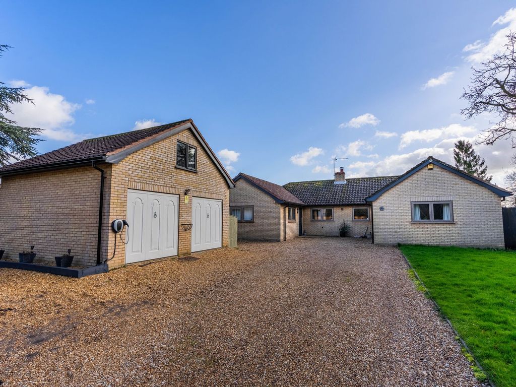 4 bed detached bungalow for sale in High Street, Conington CB23, £750,000