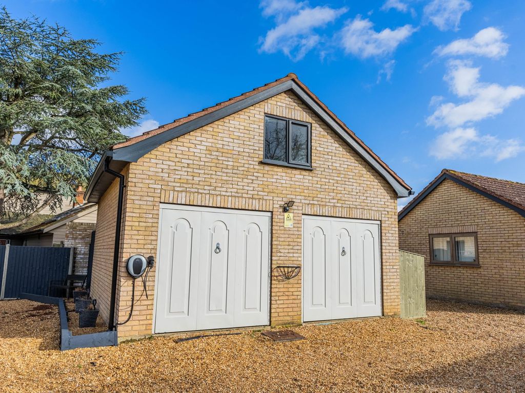 4 bed detached bungalow for sale in High Street, Conington CB23, £750,000