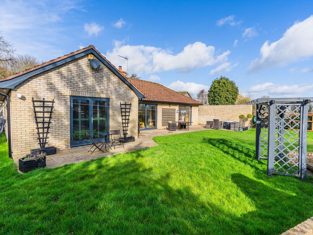 4 bed detached bungalow for sale in High Street, Conington CB23, £750,000