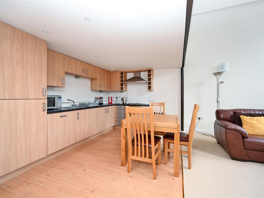 2 bed flat for sale in Meadow Road, Apperley Bridge, Bradford BD10, £164,950