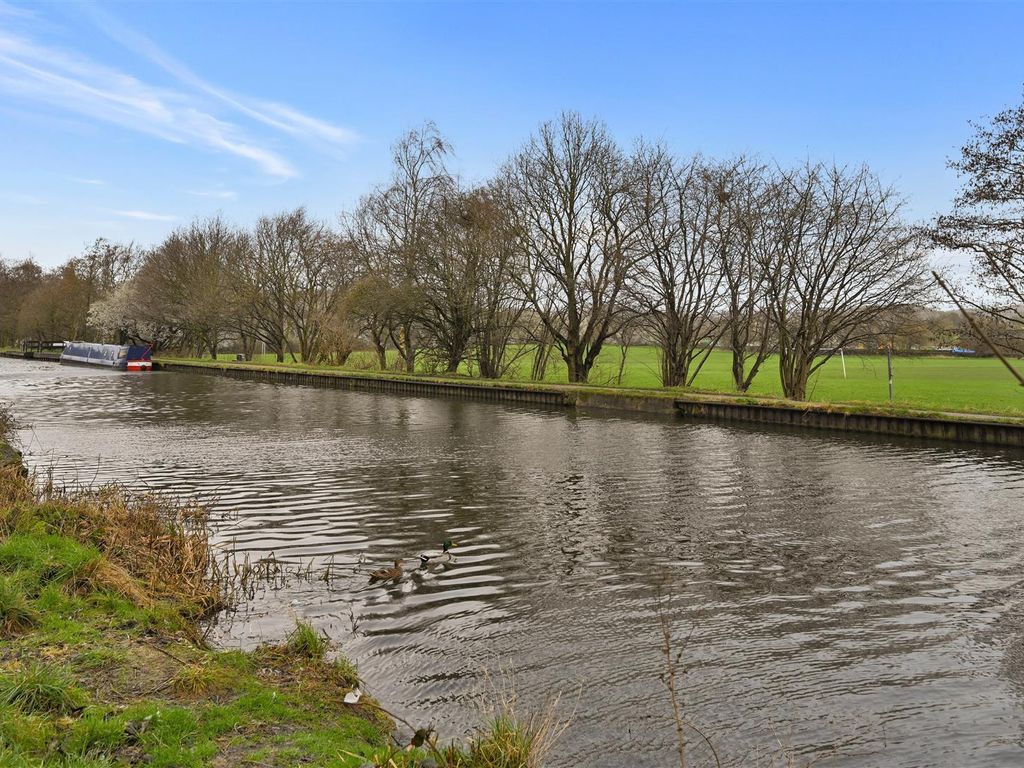 2 bed flat for sale in Meadow Road, Apperley Bridge, Bradford BD10, £164,950