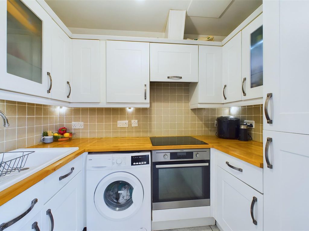 1 bed flat for sale in Harston Drive, Enfield EN3, £240,000
