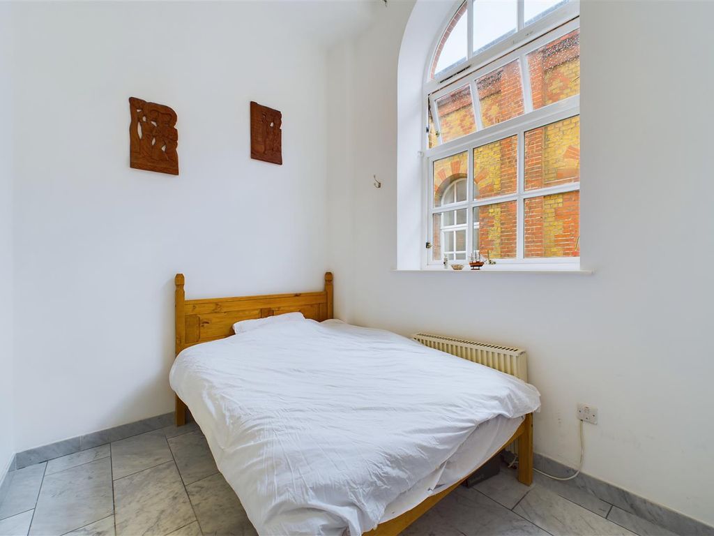 1 bed flat for sale in Harston Drive, Enfield EN3, £240,000