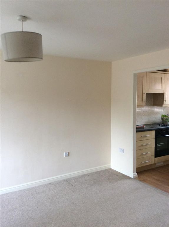 2 bed flat to rent in Old College Drive, Wednesbury WS10, £795 pcm