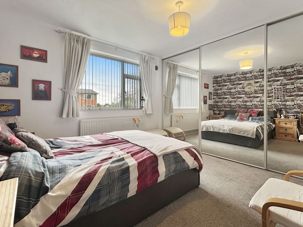2 bed flat for sale in Allesley Court, Birmingham Road CV5, £150,000