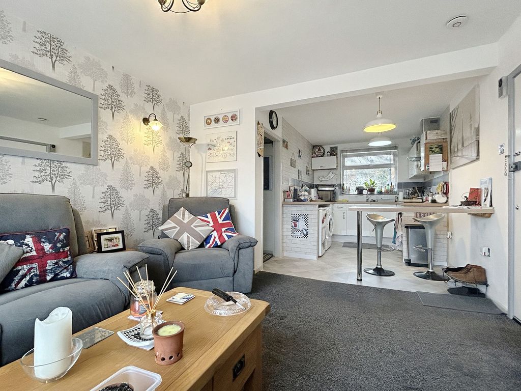 2 bed flat for sale in Allesley Court, Birmingham Road CV5, £150,000