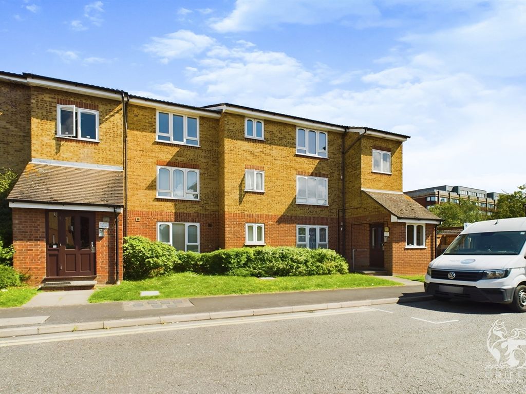 1 bed flat for sale in Frazer Close, Romford RM1, £160,000