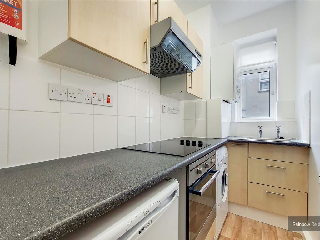 2 bed flat to rent in North End Road, Wembley HA9, £1,700 pcm